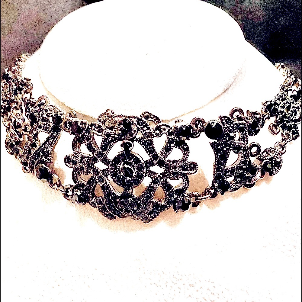 🖤 Vintage  Costume  chocker. Well made